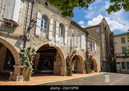 Francia, Gers, Montreal du Gers, etichettato Les Plus Beaux Villages de France (i più bei villaggi di Francia), la piazza del municipio Foto Stock