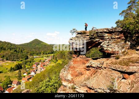 Francia, Bas Rhin, Parco Naturale Regionale dei Vosgi del Nord, Obersteinbach, l'arco della pietra arenaria di Wachtfels che domina il villaggio Foto Stock