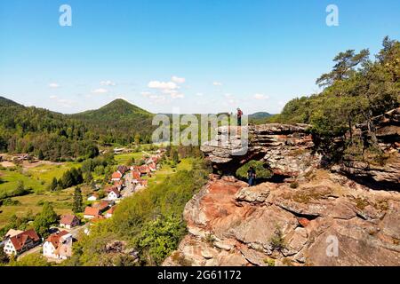 Francia, Bas Rhin, Parco Naturale Regionale dei Vosgi del Nord, Obersteinbach, l'arco della pietra arenaria di Wachtfels che domina il villaggio Foto Stock