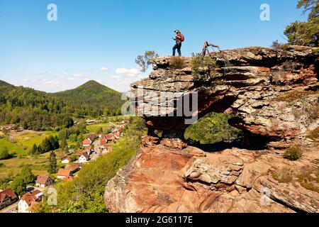 Francia, Bas Rhin, Parco Naturale Regionale dei Vosgi del Nord, Obersteinbach, l'arco della pietra arenaria di Wachtfels che domina il villaggio Foto Stock