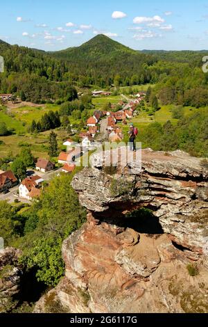 Francia, Bas Rhin, Parco Naturale Regionale dei Vosgi del Nord, Obersteinbach, l'arco della pietra arenaria di Wachtfels che domina il villaggio Foto Stock