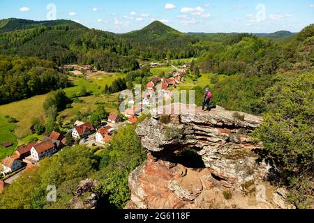 Francia, Bas Rhin, Parco Naturale Regionale dei Vosgi del Nord, Obersteinbach, l'arco della pietra arenaria di Wachtfels che domina il villaggio Foto Stock