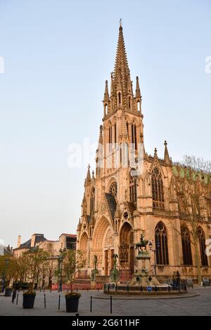 Francia, Meurthe et Moselle, Nancy, piazza Saint-Epvre con la chiesa di Saint Epvre e la fontana con la statua di René II, vittorioso di Carlo il grassetto sulla battaglia di Nancy nel 1477 Foto Stock