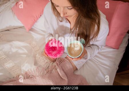 Deliziosa colazione domenicale da mangiare a letto Foto Stock