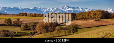 Francia, alti Pirenei, vista dei Pirenei e il Pic du Midi de Bigorre (2876m) dal pianoro di Lannemezan Foto Stock