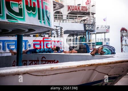 Barishal, Barishal, Bangladesh. 1 luglio 2021. Nonostante i guadagni da paese in via di sviluppo nel mondo, il Bangladesh deve ancora affrontare il suo problema di povertà, dove ancora il 20% delle persone vive in condizioni di povertà. Con una popolazione così enorme all'interno di una terra vivente corta, il Govt non può fornire l'accomadation a tutta la sua gente così perchè i poveri hanno dovuto rimanere e prendere sonno in qualunque luogo durante questa situazione attuale di blocco a Barishal, Bangladesh. Credit: Mustasinur Rahman Alvi/ZUMA Wire/Alamy Live News Foto Stock