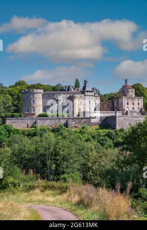 Francia, Yonne, Parco Naturale Regionale Morvan, Chastellux-sur-Cure, il castello, vista in lontananza Foto Stock