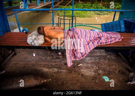 Barishal, Barishal, Bangladesh. 1 luglio 2021. Nonostante i guadagni da paese in via di sviluppo nel mondo, il Bangladesh deve ancora affrontare il suo problema di povertà, dove ancora il 20% delle persone vive in condizioni di povertà. Con una popolazione così enorme all'interno di una terra vivente corta, il Govt non può fornire l'accomadation a tutta la sua gente così perchè i poveri hanno dovuto rimanere e prendere sonno in qualunque luogo durante questa situazione attuale di blocco a Barishal, Bangladesh. Credit: Mustasinur Rahman Alvi/ZUMA Wire/Alamy Live News Foto Stock