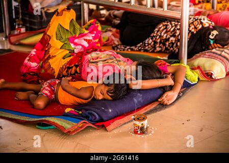 Barishal, Barishal, Bangladesh. 1 luglio 2021. Nonostante i guadagni da paese in via di sviluppo nel mondo, il Bangladesh deve ancora affrontare il suo problema di povertà, dove ancora il 20% delle persone vive in condizioni di povertà. Con una popolazione così enorme all'interno di una terra vivente corta, il Govt non può fornire l'accomadation a tutta la sua gente così perchè i poveri hanno dovuto rimanere e prendere sonno in qualunque luogo durante questa situazione attuale di blocco a Barishal, Bangladesh. Credit: Mustasinur Rahman Alvi/ZUMA Wire/Alamy Live News Foto Stock