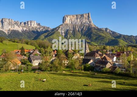 Francia, Isere, Trièves regione, Vercors Parco Naturale Regionale, il villaggio di Chichilianne e il Mont Aiguille (2086 m) Foto Stock