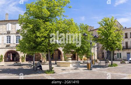 Francia, Gers, Montreal du Gers, etichettato Les Plus Beaux Villages de France (i più bei villaggi di Francia), piazza principale Foto Stock