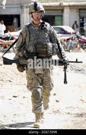 PROVINCIA di KHOWST, AFGHANISTAN - 23 aprile 2009 - Esercito USA PFC. Keith Vallette pattugliò un bazar locale vicino al Combat Outpost Sabari, Afghanistan, il 23 aprile Foto Stock