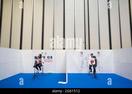 Abigail Irozuru (a sinistra) e Jake Wightman durante la sessione di kitting out per le Olimpiadi di Tokyo 2020 al NEC di Birmingham, Regno Unito. Data immagine: Lunedì 28 giugno 2021. Foto Stock