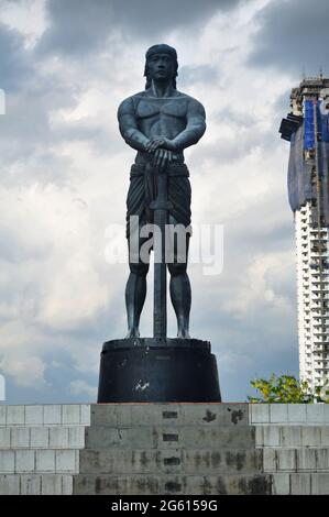 Statua del Sentinel of Freedom o monumento Lapu Lapu sul cerchio di Valencia nel Parco Rizal per i filippini i viaggiatori stranieri visitano a Intramu Foto Stock