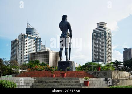 Statua del Sentinel of Freedom o monumento Lapu Lapu sul cerchio di Valencia nel Parco Rizal per i filippini i viaggiatori stranieri visitano a Intramu Foto Stock