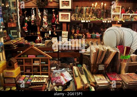 Decorazioni e interni antichi souvenir negozio di souvenir locale per i filippini e viaggiatori stranieri selezionati Giocattoli prodotto e regalo in piazza intramuros A. Foto Stock