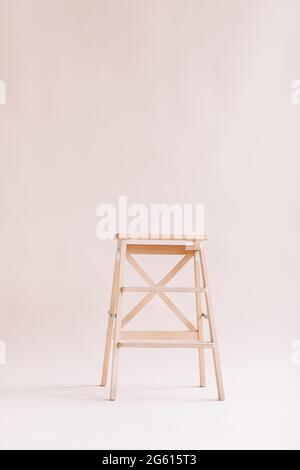 Nuova scala in legno su sfondo bianco. Scala isolata. Spazio per il testo. Foto Stock