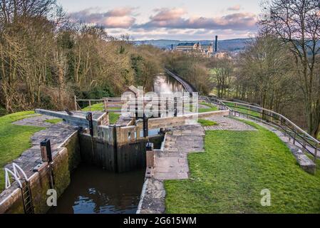 Cinque chiuse Rise a Bingley sono un'impresa impressionante di ingegneria che solleva il canale di Leeds a Liverpool 18 metri (60 piedi). Foto Stock