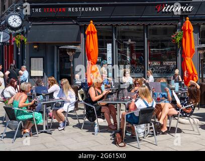 Edimburgo, Scozia, Regno Unito. 1 luglio 2021. Le temperature calde e il sole hanno attratto molti membri del pubblico nei caffè e nei bar all'aperto di Edimburgo e nel nuovo centro commerciale St James Quarter, inaugurato la scorsa settimana. PIC; il ristorante italiano Vittoria sulla Leith Walk era occupato a pranzo. Iain Masterton/Alamy Live News Foto Stock