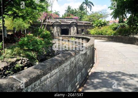 Giardino parco e antico vintage retrò cancello d'ingresso di Baluarte de San Andres spagnola fortificazione coloniale nella storica città murata su Mu Foto Stock