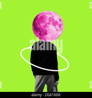 Surrealismo. Modello maschile con pianeta rosa al posto della testa. Concetto di arte moderna, design, moda. Foto Stock