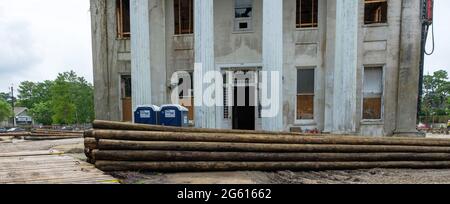 NEW ORLEANS, LA, Stati Uniti d'America - 22 GIUGNO 2021: L'impilamento storico del tribunale di Carrollton è stato messo in primo piano durante il progetto di costruzione Foto Stock