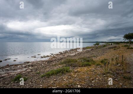 Una bella spiaggia con un cielo drammatico sullo sfondo. Foto dal Mar Baltico Foto Stock