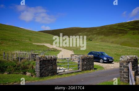 L'auto per passeggeri parcheggiata sulla B709 tra Eskddalemuir e Ettrick Foto Stock