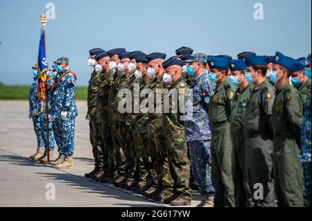 01 luglio 2021, Romania, Mihail Kogalniceanu: Soldati tedeschi e rumeni si trovano sulla asfalto di un aeroporto NATO in Romania. Foto: Christophe Gateau/dpa Foto Stock