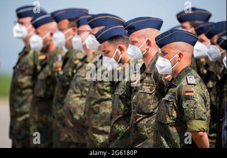 01 luglio 2021, Romania, Mihail Kogalniceanu: I soldati tedeschi si trovano sulla asfalto di un aeroporto NATO in Romania. Foto: Christophe Gateau/dpa Foto Stock