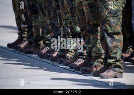 01 luglio 2021, Romania, Mihail Kogalniceanu: I soldati tedeschi si trovano sulla asfalto di un aeroporto NATO in Romania. Foto: Christophe Gateau/dpa Foto Stock