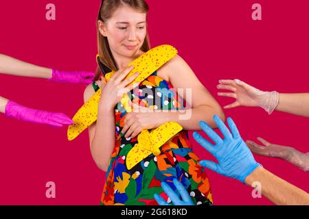 Una ragazza che si prepara per il viaggio in un momento pandemico con restrizioni per il volo essere sollecitudine. Foto Stock