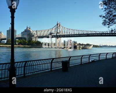 Il 59th Street Bridge, conosciuto anche come Queensboro Bridge, visto da Roosevelt Island. Spazio di copia. Foto Stock