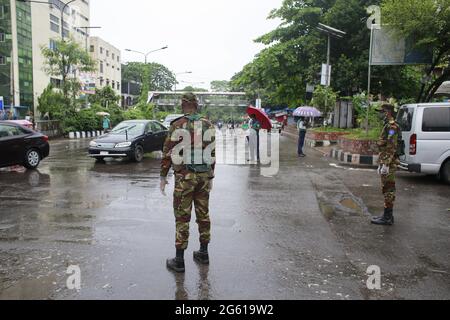 Il personale dell'esercito del Bangladesh limita il movimento delle persone da un posto di controllo istituito presso l'incrocio di Shahabag, il primo giorno di un 'blocco dei trict' a livello nazionale per frenare la pandemia del coronavirus, a Dhaka, Bangladesh, 1 luglio 2021. Le autorità del Bangladesh hanno imposto il blocco totale a livello nazionale per una settimana tra le crescenti infezioni da coronavirus e i decessi correlati al coronavirus nel paese. Foto di Kanti Das Suvra/ABACAPRESS.COM Foto Stock