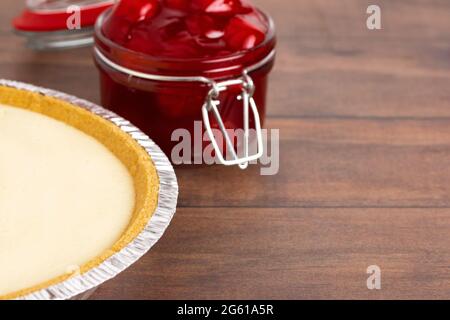 Una classica torta al formaggio semplice senza forno in una crosta di Graham Cracker Foto Stock