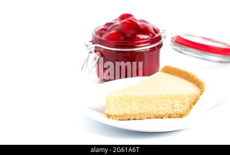 Una classica torta al formaggio semplice senza forno in una crosta di Graham Cracker e ciliegie Foto Stock