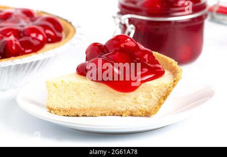 Una classica torta al formaggio semplice senza forno in una crosta di Graham Cracker e ciliegie Foto Stock