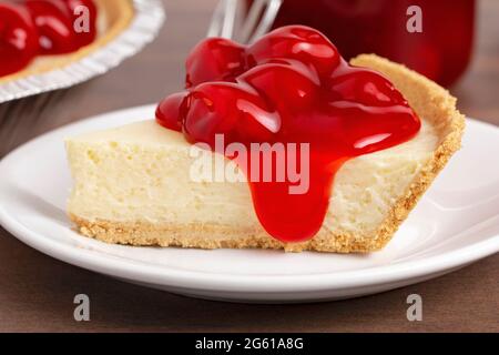 Una classica torta di ciliegi senza cottura in una crosta di Graham Cracker Foto Stock