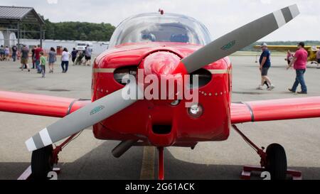 Una vista frontale di un piccolo aereo rosso a motore singolo Foto Stock