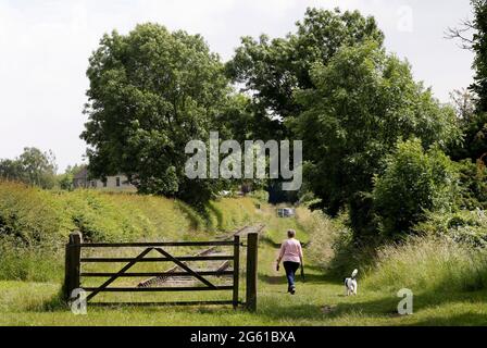 Swannington, Leicestershire, Regno Unito. 1 luglio 2021. Una donna cammina sul sito dell'ex Swannington Incline. Swannington è un ex villaggio minerario si Foto Stock