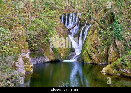 Cascata sul fiume Einion presso la fornace Dyfi a Ceredigon, Galles Foto Stock