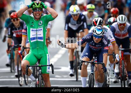 Il britannico Mark Cavendish di Deceuninck - Quick-Step e il belga Jasper Philipsen di Alpecin-Fenix sprint al traguardo della sesta tappa della 108° e Foto Stock