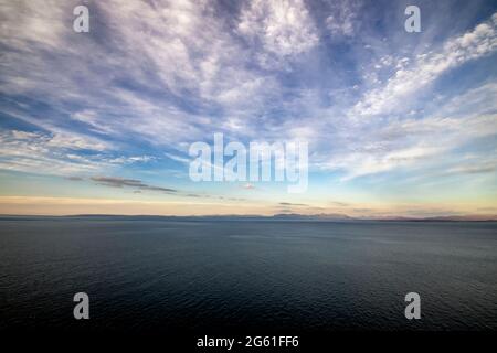 Un tramonto mozzafiato sull'isola di Skye nelle Highlands scozzesi, Regno Unito Foto Stock