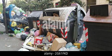 Giugno 2021 - emergenza rifiuti a Roma, Italia. I contenitori pieni di rifiuti Foto Stock