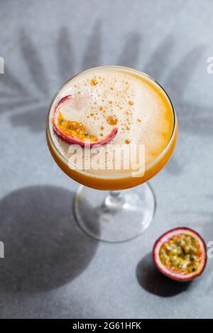 Cocktail alcolico estivo di passione frutta secca Foto Stock