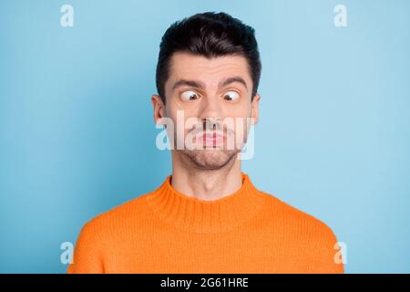 Foto di giovane uomo fumetto pazzo stupido respiro agghiacciante trattenuta isolato su sfondo di colore blu Foto Stock