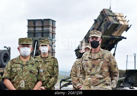 Amami, Giappone. 01 luglio 2021. Il generale brigadiere Joel Vowell, comandante dell'esercito degli Stati Uniti in Giappone (R) e Yoshihide Yoshida, capo di stato maggiore della forza giapponese di autodifesa di terra, tengono una conferenza stampa durante un esercizio militare congiunto USA-Giappone intitolato 'Orient Shield 21' a Camp Amami nell'isola di Amami Oshima, Prefettura di Kagoshima, Giappone, venerdì 1 luglio, 2021. Foto di Keizo Mori/UPI Credit: UPI/Alamy Live News Foto Stock