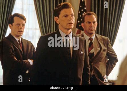 TREDICI GIORNI 2000 New Line Cinema produzione con da sinistra: Steven Culp come avvocato generale Robert F. Kennedy , Bruce Greenwood come presidente John F. Kennedy , Kevin Costner come assistente speciale al presidente. Foto Stock