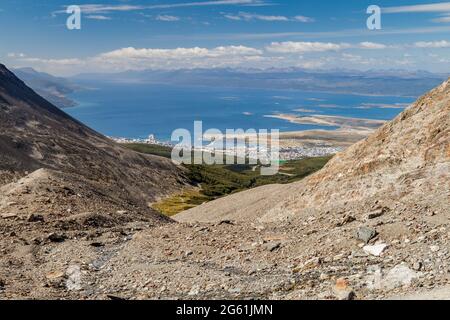 Vista sul canale di Beagle e sulle montagne vicino a Ushuaia, Argentina Foto Stock