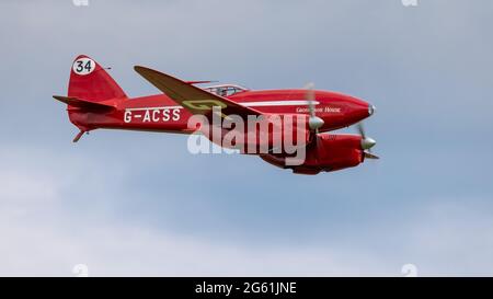 DH88 Comet Grosvenor House (G-ACSS) in aereo al Shuttleworth Flying Festival of Britain Airshow il 6 giugno 2021 Foto Stock